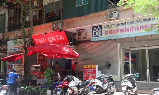 Tại tòa nhà N6C Trung Hòa – Nhân Chính xuất hiện những quán ăn tận dụng cả khu vực vỉa hè để buôn bán, dễ dẫn đến tình trạng mất vệ sinh mĩ quan đô thị.