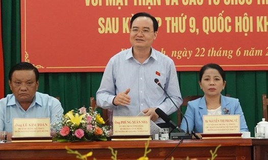 Bộ trưởng Phùng Xuân Nhạ phát biểu tại cuộc tiếp xúc cử tri tỉnh Bình Định. Ảnh: Bộ GDĐT