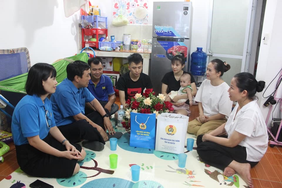 Lãnh đạo LĐLĐ tỉnh Thái Nguyên thăm hỏi, tặng quà một cặp đôi công nhân. Ảnh: Ngọc Điệp