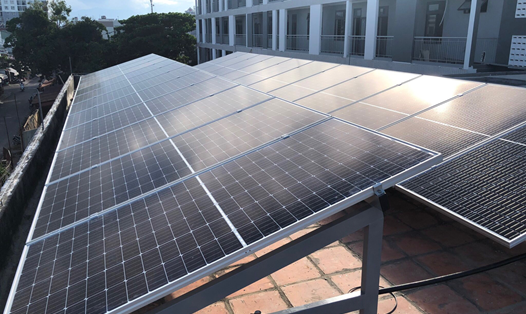2 hệ thống điện năng lượng mặt trời áp mái tại trường học Đà Nẵng vừa được lắp đặt. Ảnh: Thanh Thuỷ
