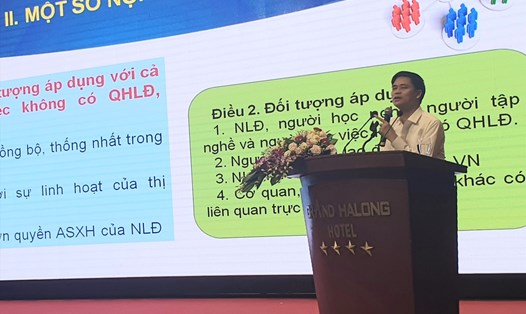 Phó Chủ tịch Tổng LĐLĐ Việt Nam Ngọ Duy Hiểu trực tiếp phổ biến các nội dung mới và cơ bản của Bộ luật Lao động 2019 với các cán bộ CĐ Quảng Ninh. Ảnh: Nguyễn Hùng