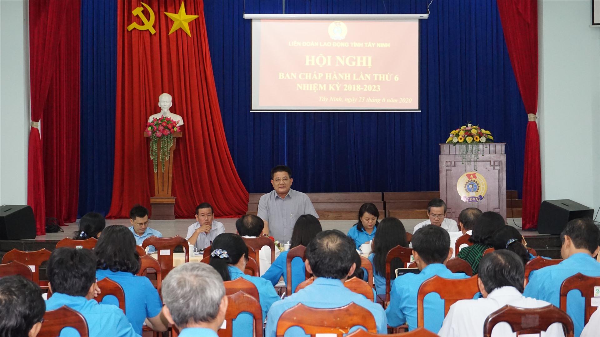 Đồng chí Võ Văn Dũng, Tỉnh ủy viên, Chủ tịch LĐLĐ tỉnh chủ trì hội nghị. Ảnh Quốc Tiến