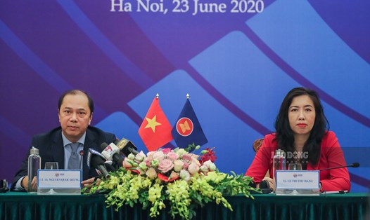 Thứ trưởng Nguyễn Quốc Dũng (trái) chủ trì họp báo quốc tế chiều 23.6. Ảnh: Sơn Tùng.