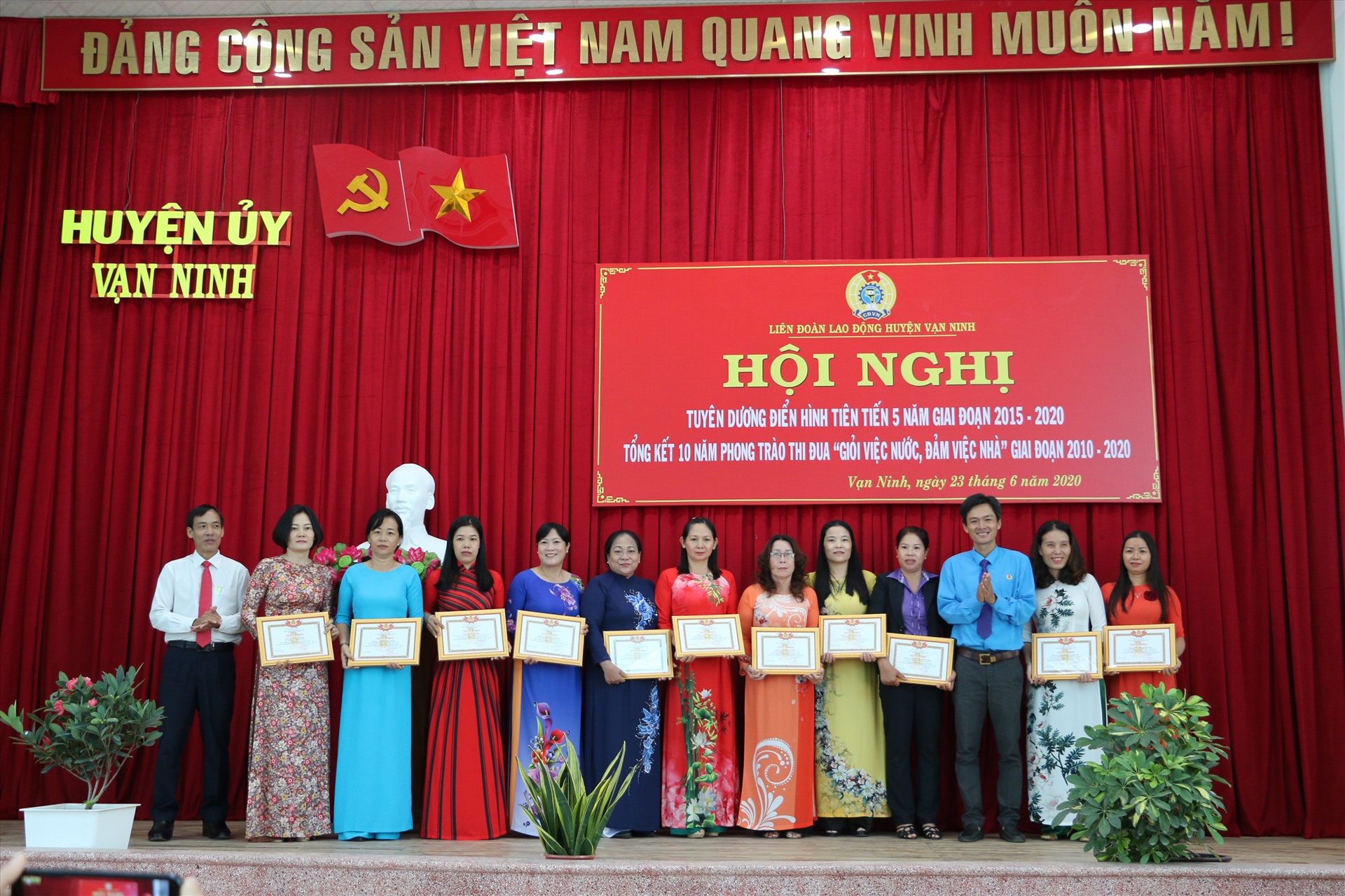 Đ/c Nguyễn Thành Trung - Chủ tịch LĐLĐ huyện Vạn Ninh (thứ 3 tính từ bên phải) biểu dương các cá nhân điển hình tiên tiến giai đoạn 2015 -2020