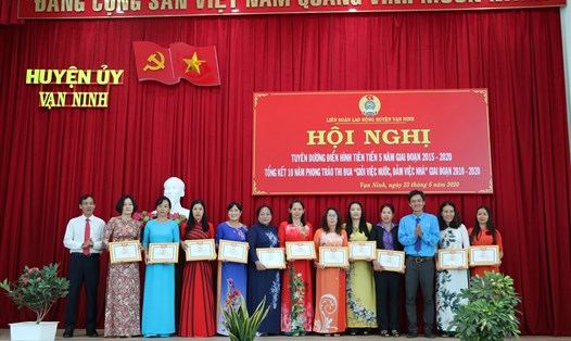 Đ/c Nguyễn Thành Trung - Chủ tịch LĐLĐ huyện Vạn Ninh (thứ 3 tính từ bên phải) biểu dương các cá nhân điển hình tiên tiến giai đoạn 2015 -2020