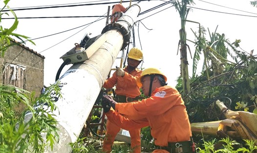 Nhân viên công ty Điện lực Quảng Bình sửa chữa sự cố trên địa bàn. Ảnh: Lê Phi Long