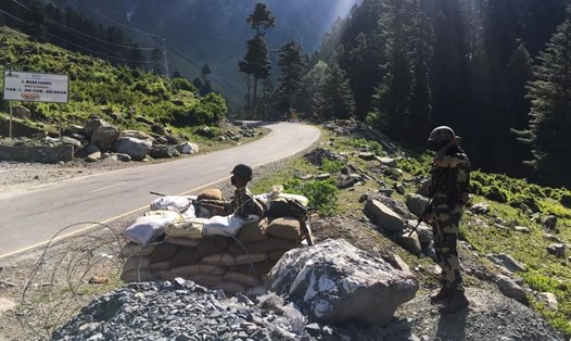 Các binh sĩ của lực lượng an ninh biên giới Ấn Độ bảo vệ một đường cao tốc dẫn tới Leh, giáp Trung Quốc, tại Gagangir. Ảnh: AFP.