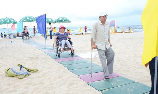 Đường xuống bãi biển được chính quyền Đà Nẵng trải tấm nhựa màu, thuận tiện cho người khuyết tật di chuyển. Ảnh: B.V.T