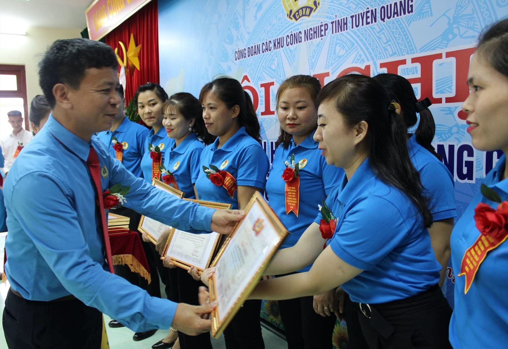 3 tập thể và 59 cá nhân điển hình tiên tiến đã được Công đoàn các Khu Công nghiệp tỉnh Tuyên Quang biểu dương. Ảnh: Ngọc Phượng