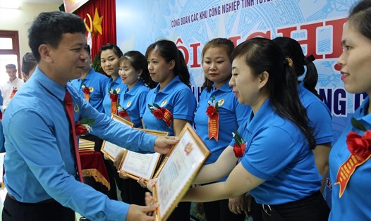 3 tập thể và 59 cá nhân điển hình tiên tiến đã được Công đoàn các Khu Công nghiệp tỉnh Tuyên Quang biểu dương. Ảnh: Ngọc Phượng