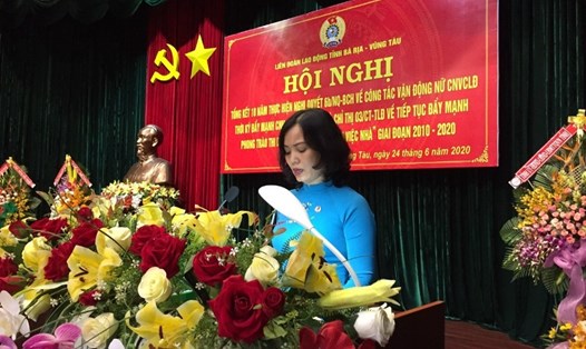 Bà Huỳnh Thị Phúc, Phó Chủ tịch Liên đoàn Lao động tỉnh Bà Rịa - Vũng Tàu phát biểu tại hội nghị. Ảnh: Nguyên Dũng