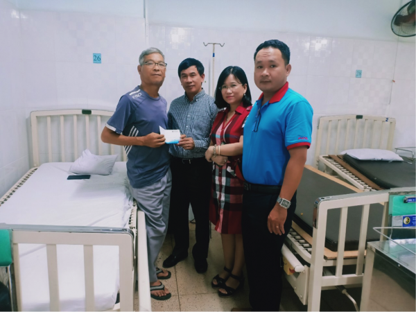 Lãnh đạo Công đoàn PVOIL  trao quà cho anh Lục Văn Dương. Ảnh: CĐ TCty