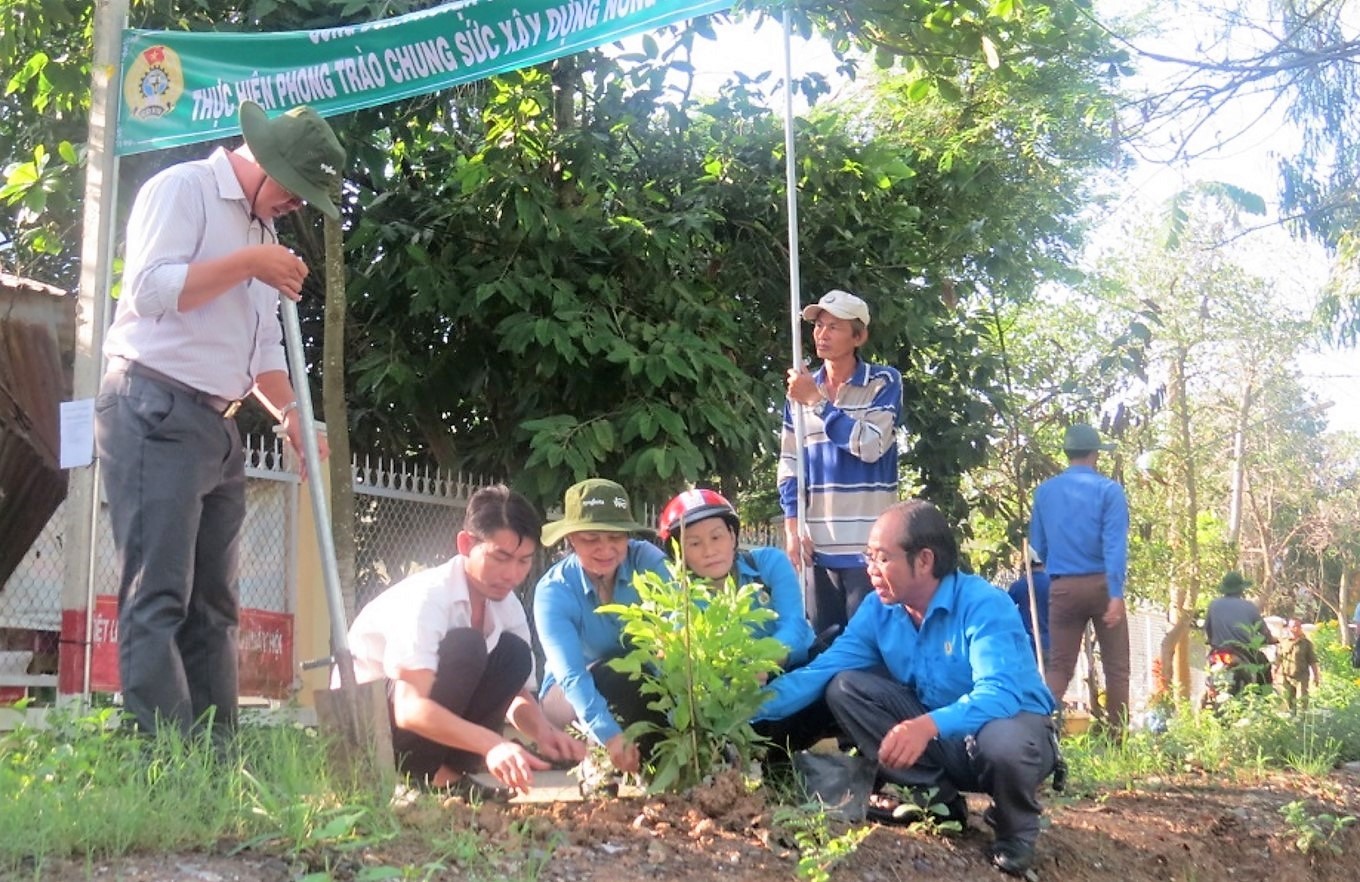 Lãnh đạo LĐLĐ tỉnh, LĐLĐ huyện, cùng đoàn viên Công đoàn tham gia trồng cây. Ảnh: Hùng Lưu