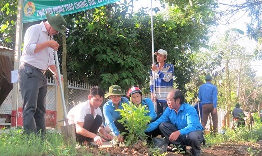Lãnh đạo LĐLĐ tỉnh, LĐLĐ huyện, cùng đoàn viên Công đoàn tham gia trồng cây. Ảnh: Hùng Lưu
