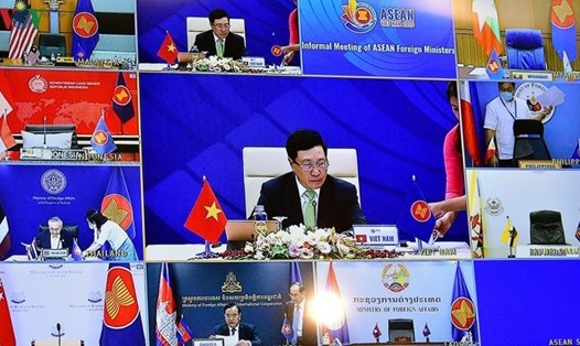 Phó Thủ tướng, Bộ trưởng Ngoại giao Phạm Bình Minh chủ trì Hội nghị không chính thức Bộ trưởng Ngoại giao ASEAN, sáng 24.6. Ảnh: VOV