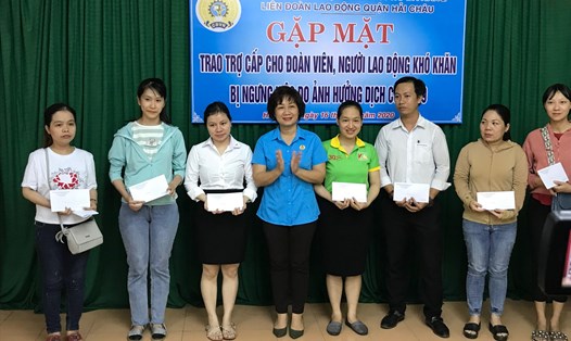 Bà Đinh Thị Thanh Hà (thứ 4 từ trái vào) tại buổi trao quà cho người lao động ở LĐLĐ quận Hải Châu, thành phố Đà Nẵng. Ảnh: Tường Minh