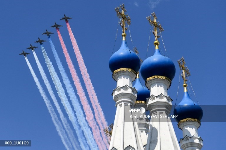 A performance of the Russian Sukhoi Su-25 fighter jet issuing smoke on the flag during a parade to celebrate the Victory at Red Square on June 24. Photo: AFP