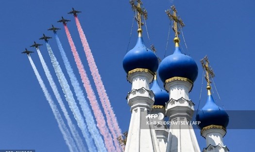 Màn biểu diễn máy bay chiến đấu Sukhoi Su-25 phóng khói màu cờ của Nga trong một cuộc diễu binh mừng Chiến thắng tại Quảng trường Đỏ ngày 24.6. Ảnh: AFP