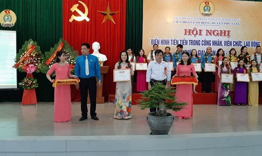 Dịp này, LĐLĐ huyện Phú Vang đã biểu dương, khen thưởng cho 9 tập thể, 24 cá nhân điển hình tiên tiến trong các phong trào thi đua. Ảnh: LĐLĐ huyện Phú Vang.