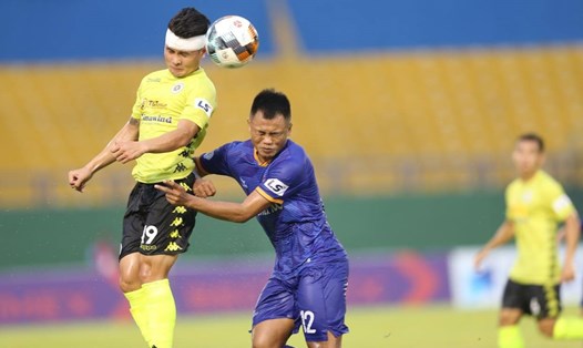 Tiền vệ Quang Hải đá chính trong trận đấu Hà Nội đánh bại Bình Dương tỉ số 2-0 cùng nhiều tranh cãi. Ảnh: Dũng Phương