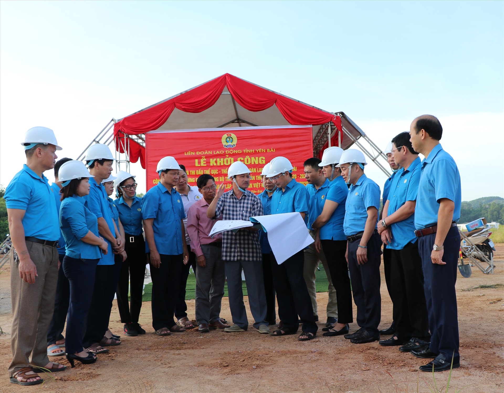 Đồng chí Nguyễn Chương Phát- Chủ tịch LĐLĐ tỉnh Yên Bái trao đổi với nhà thầu về phương án xây dựng công trình.