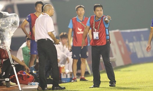 Huấn luyện viên Nguyễn Thanh Sơn...ngao ngán khi nói về công tác trọng tài ở trận đấu với Hà Nội. Ảnh: Dũng Phương
