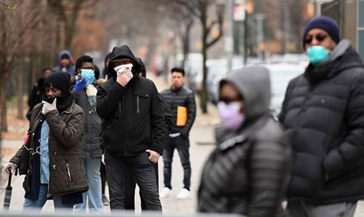 Người dân bên ngoài bệnh viện ở New York, Mỹ. Ảnh: AFP.