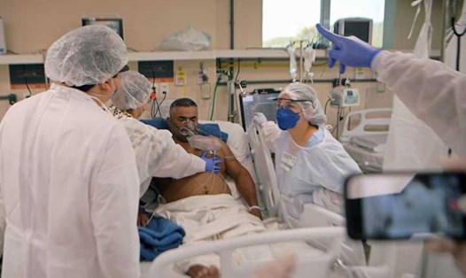Bệnh nhân COVID-19 đang được điều trị tại  bệnh viện Oceanico ở Niteroi, thủ đô Rio de Janeiro, Brazil. Ảnh: AFP