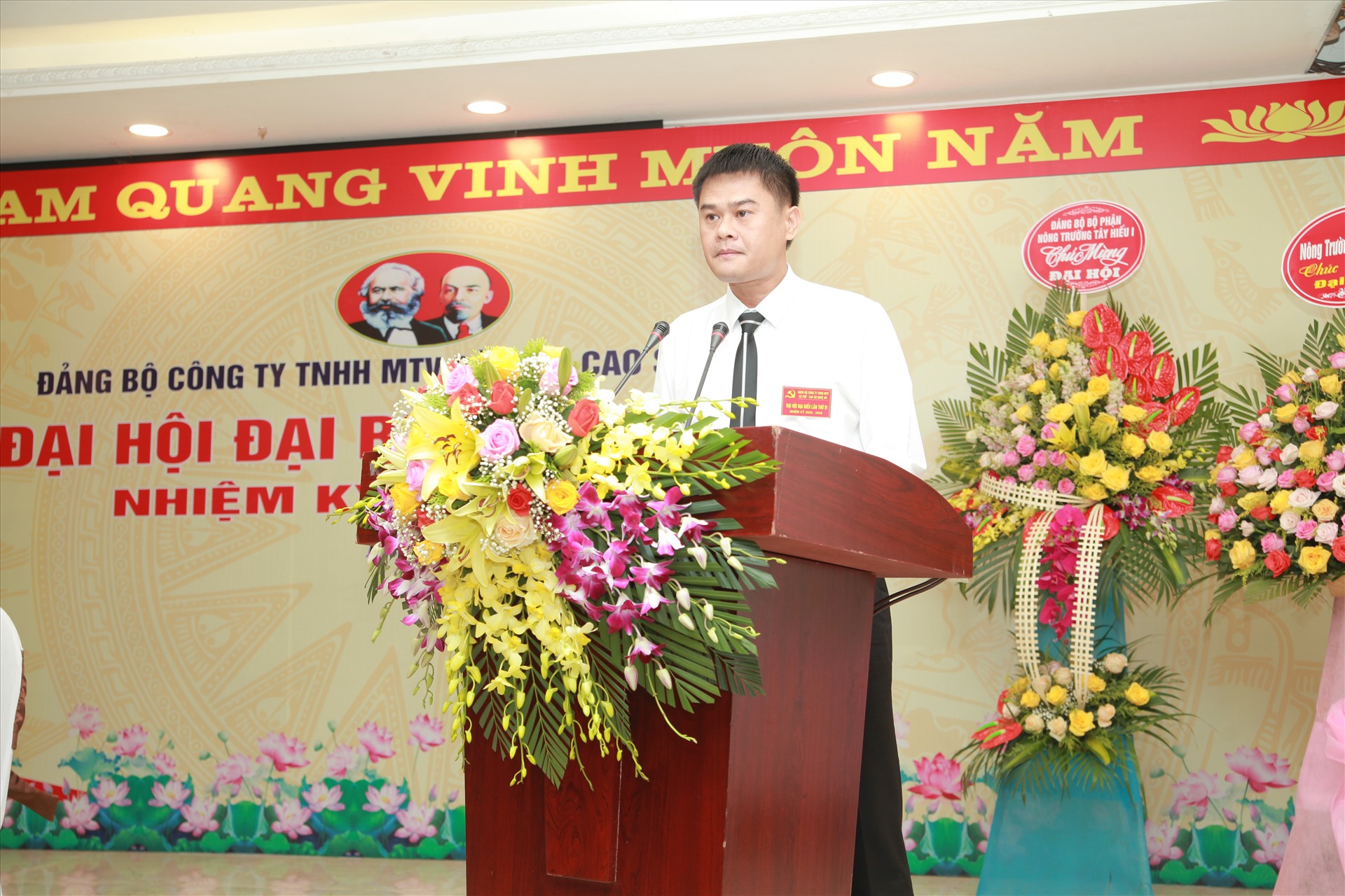 Đồng chí Võ Quang Tuấn, Bí thư Đảng ủy, Chủ tịch Hội đồng thành viên kiêm Tổng Giám đốc Công ty phát biểu. Ảnh: Văn Tùng