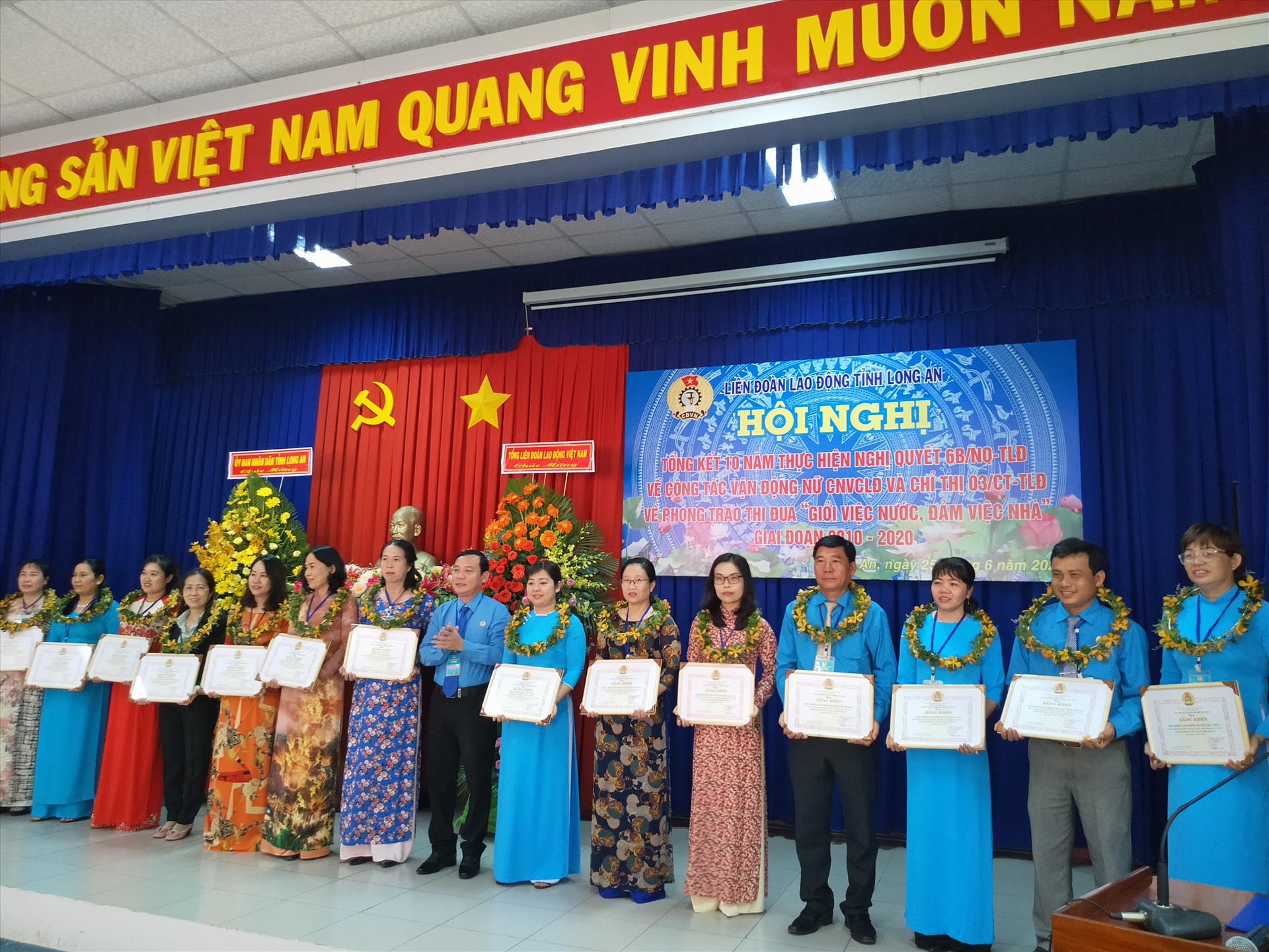 Khen thưởng các cá nhân điển hình thực hiện Nghị quyết 6b và Chỉ thị 03. Ảnh: K.Q