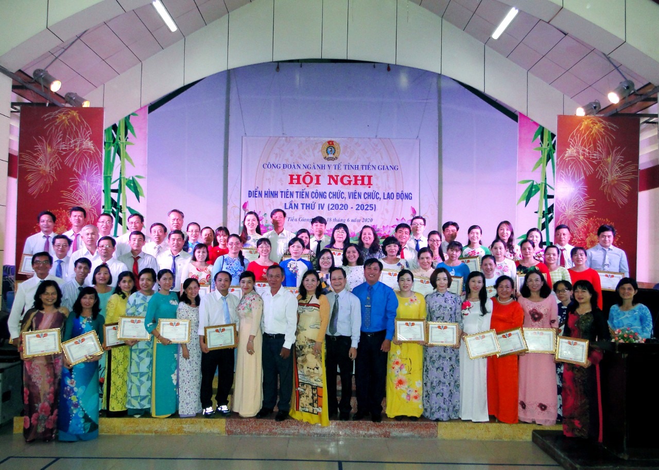 Tuyên dương Điển hình tiên tiến ngành Y tế. Ảnh: T.H