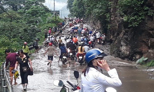 Người dân vẫn cố gắng đi qua đoạn đường nguy hiểm tại Khu 1, Thị Trấn Bảo Lâm, huyện Bảo Lâm. Ảnh VT