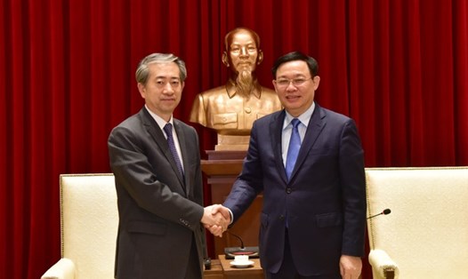 Bí thư Thành ủy Vương Đình Huệ tiếp Đại sứ Trung Quốc Hùng Ba. Ảnh: hanoi.gov