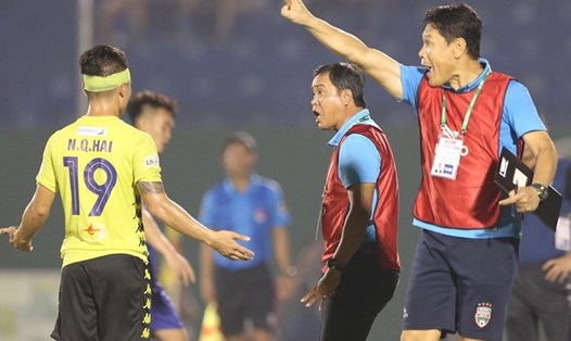 Trợ lý huấn luyện viên Bình Dương Nguyễn Đức giơ tay báo hiệu đội sẽ thay 3 người nhưng mới chỉ có 2 cầu thủ vào sân, trận đấu đã được tiếp tục. Ảnh: Anh Duy.