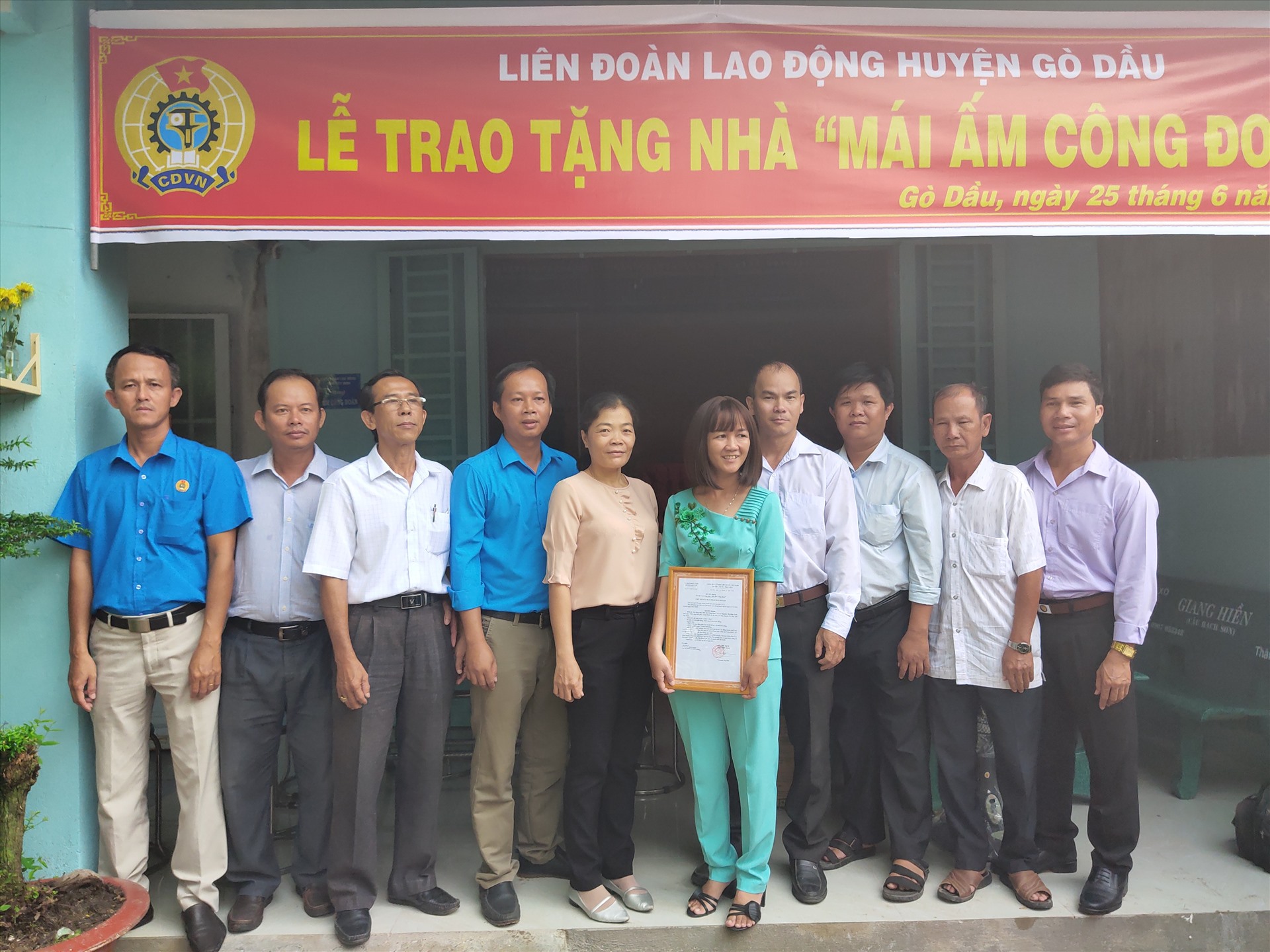 Trao tặng quà chúc mừng chị Liên. Ảnh LĐLĐ Tây Ninh