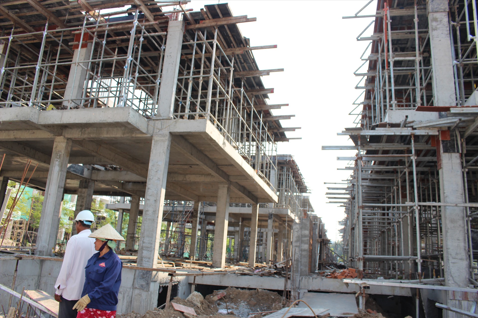 Công nhân bị mất việc do ảnh hưởng dịch bệnh Covid-19 phải làm đủ nghề để sống, trong đó có công việc phụ hồ. Ảnh: K.Q