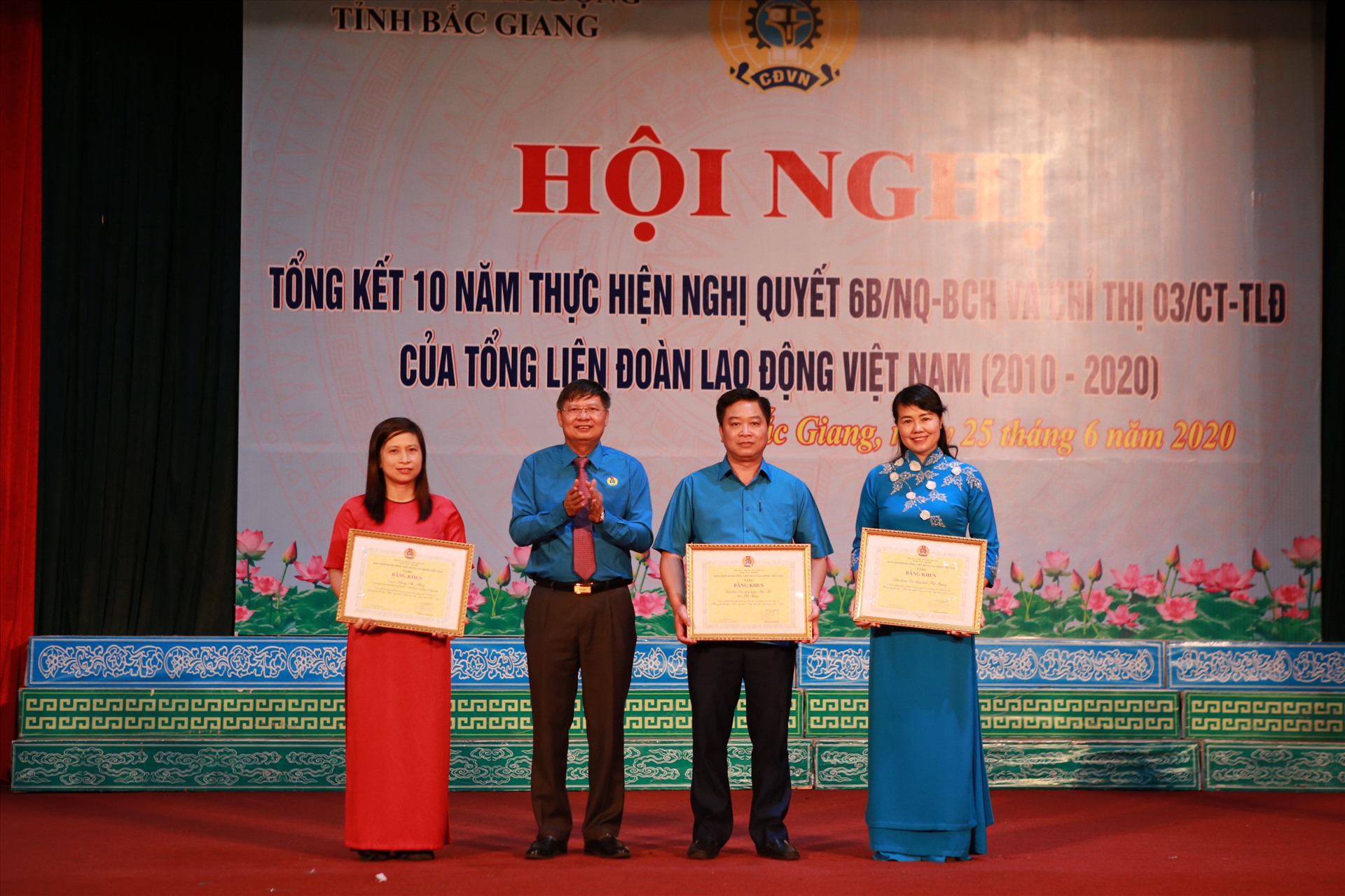 Đồng chí Phan Văn Anh - Phó Chủ tịch Tổng Liên đoàn Lao động Việt Nam - trao Bằng khen của Tổng LĐLĐ Việt Nam cho các tập thể, cá nhân tiêu biểu. Ảnh: B.H