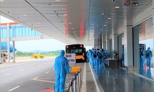 Nhóm chuyên gia Nhật Bản đầu tiên đến Sân bay Vân Đồn chiều 25.6. Ảnh: CTV