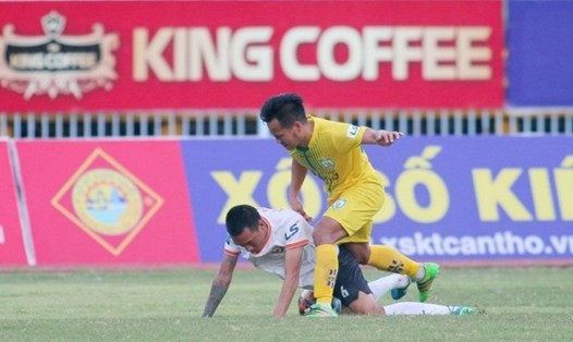 Bình Định (áo trắng) thua 2-3 trên sân đội cuối bảng Cần Thơ, qua đó rớt xuống vị trí thứ 6 trên bảng xếp hạng. Ảnh: VPF.