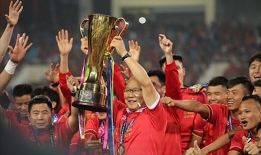 Huấn luyện viên Park nâng cao cúp vô địch AFF 2018. Ảnh: Sơn Tùng