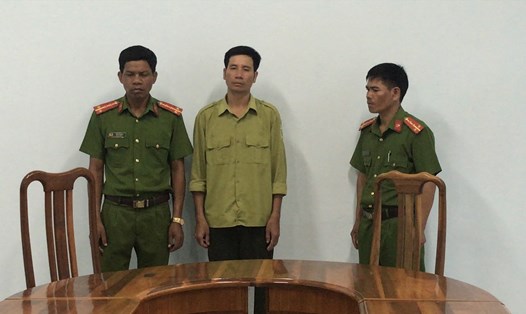 Công an huyện Kbang thực hiện lệnh bắt giam bảo vệ rừng Lê Hữu Đức. Ảnh CA