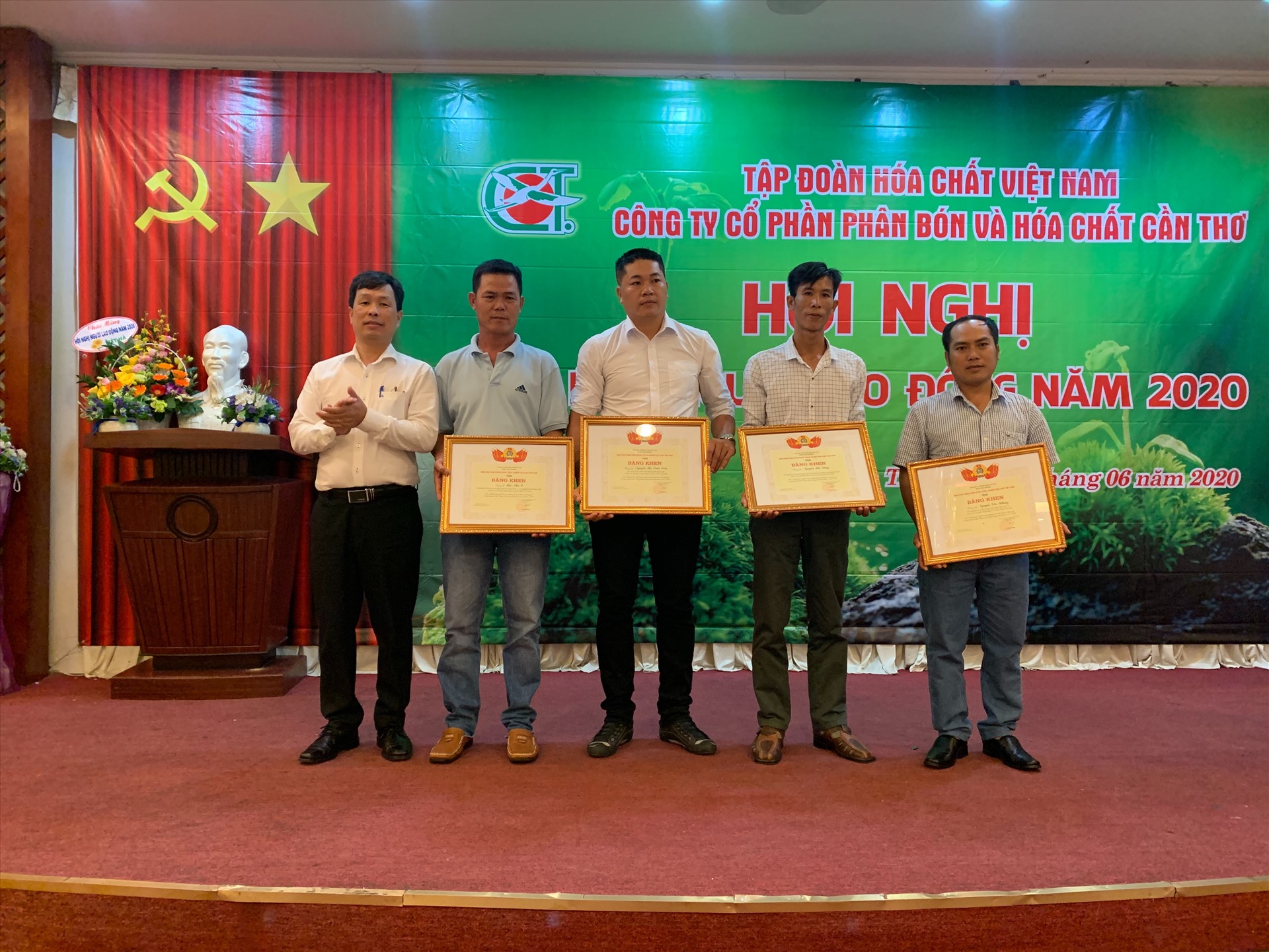 Đồng chí Nguyễn Huy Thông, Chủ tịch Công đoàn Công nghiệp Hoá chất Việt Nam (ngoài cùng bên trái) tặng Bằng khen cho các tập thể, cá nhân tiên tiến. Ảnh: Xuân Tùng