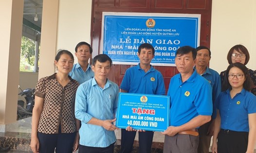 LĐLĐ huyện Quỳnh Lưu trao tặng 40 triệu đồng Quỹ Mái ấm Công đoàn cho đoàn viên Nguyễn Đức Mạnh. Ảnh: VN