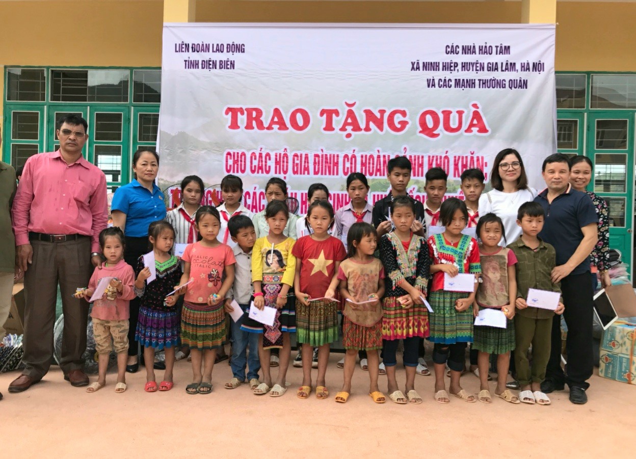 Tặng quà cho hộ nghèo và trường học trên địa bàn Mường Nhé. Ảnh: Nguyễn Cường