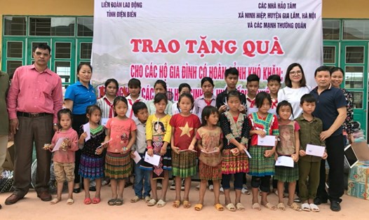 Tặng quà cho hộ nghèo và trường học trên địa bàn Mường Nhé. Ảnh: Nguyễn Cường