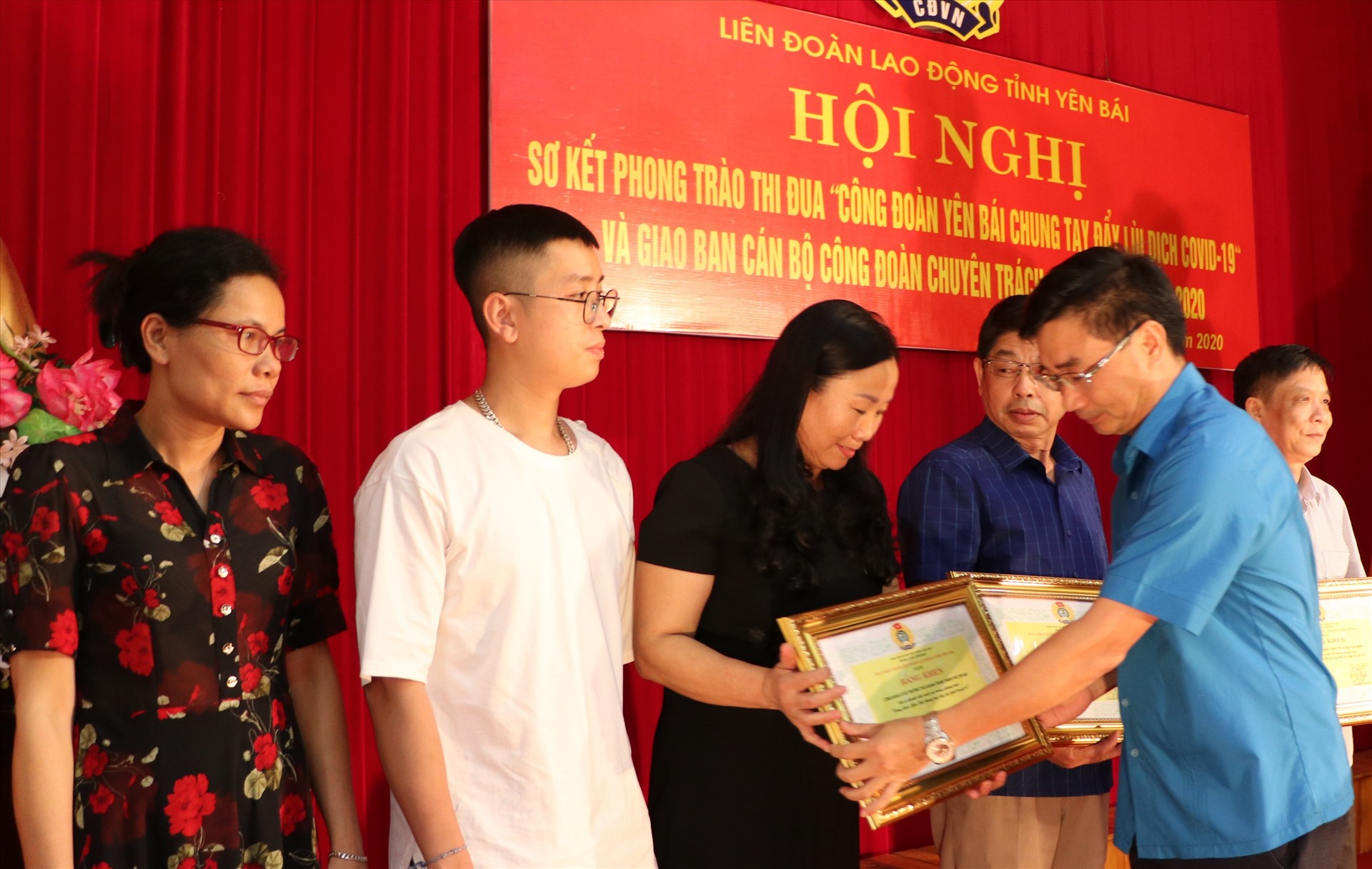 Đồng chí Nguyễn Chương Phát - Chủ tịch LĐLĐ tỉnh trao Bằng khen cho các tập thể, cá nhân có thành tích xuất sắc trong phong trào thi đua“ Công đoàn Yên Bái chung tay đẩy lùi dịch COVID-19. Ảnh: Xuân Hiền