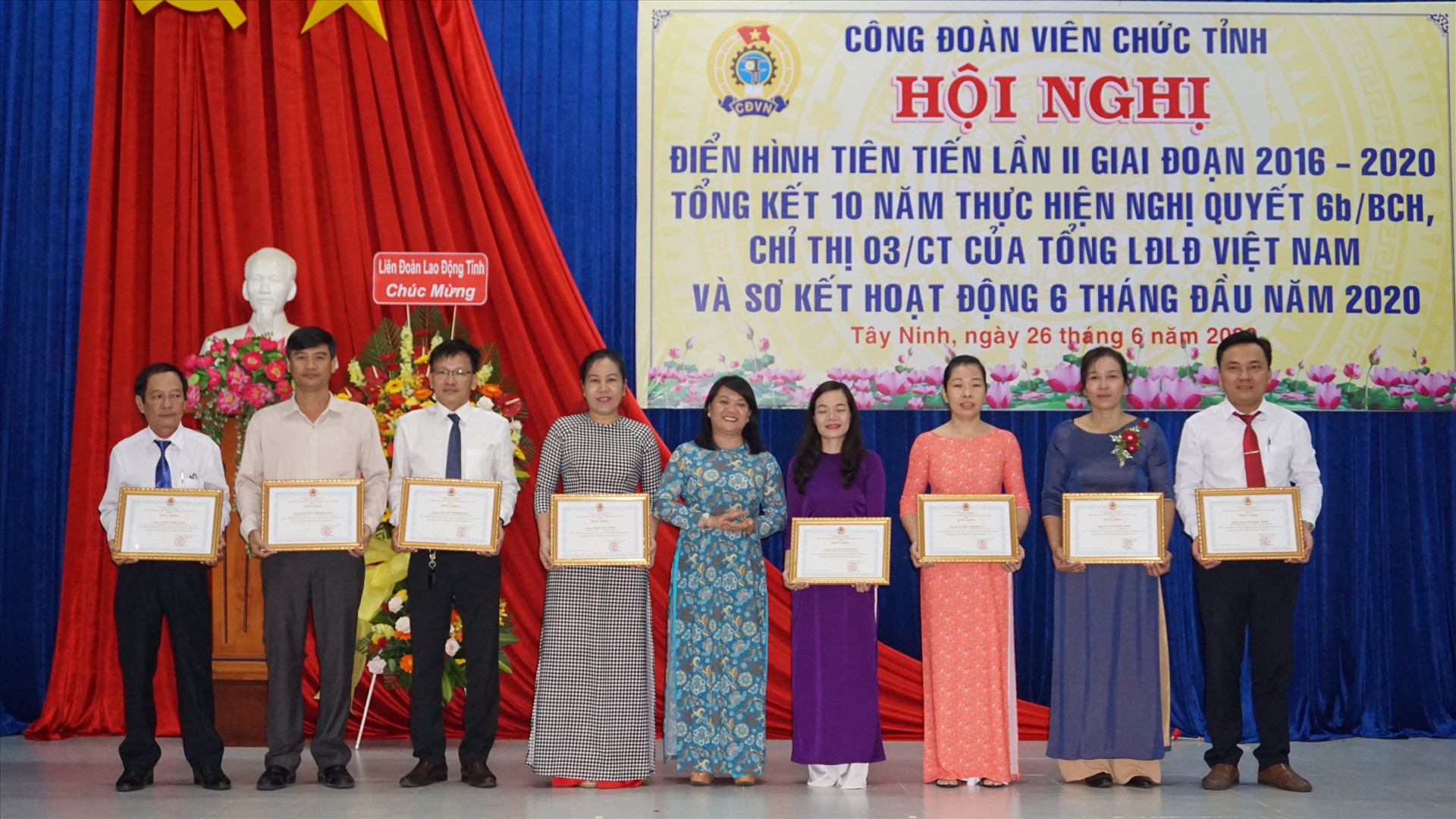 Khen thưởng cho các tập thể, cá nhân đạt thành tích. Ảnh LĐLĐ Tây Ninh