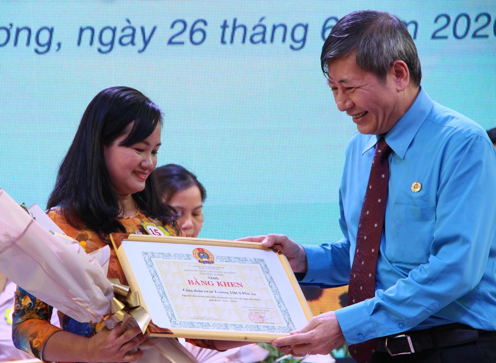 Phó Chủ tịch Thường trực Tổng LĐLĐVN Trần Thanh Hải (bên phải ảnh) trao bằng khen cho lao động điển hình tiên tiến. Ảnh: Đình Trọng