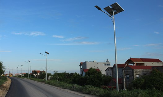 10 cột đèn phát sáng bằng năng lượng mặt trời được thí điểm tại xã Nam Tiến, Phú Xuyên. Ảnh: Yến Anh