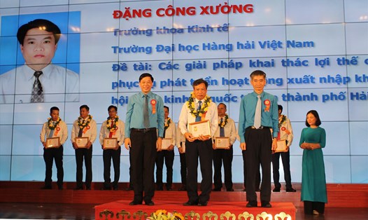 PCT Tổng LĐLĐ Việt Nam tặng Bằng Lao động sáng tạo tặng cá nhân có đề tài, sáng kiến tiêu biểu. Ảnh Mai Dung